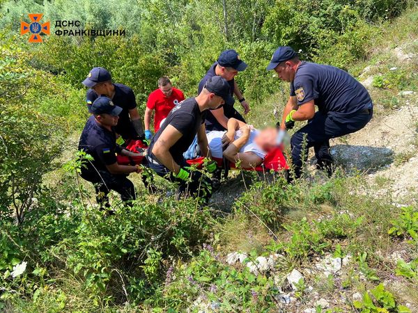 vovch - Рятувальники допомогли травмованому чоловіку в селі Вовчинець - rai.ua