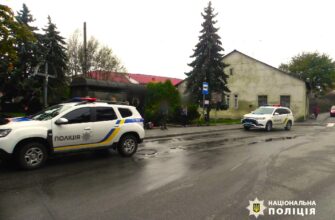 Пограбував жінку на зупинці: поліцейські повідомили затриманому про підозру