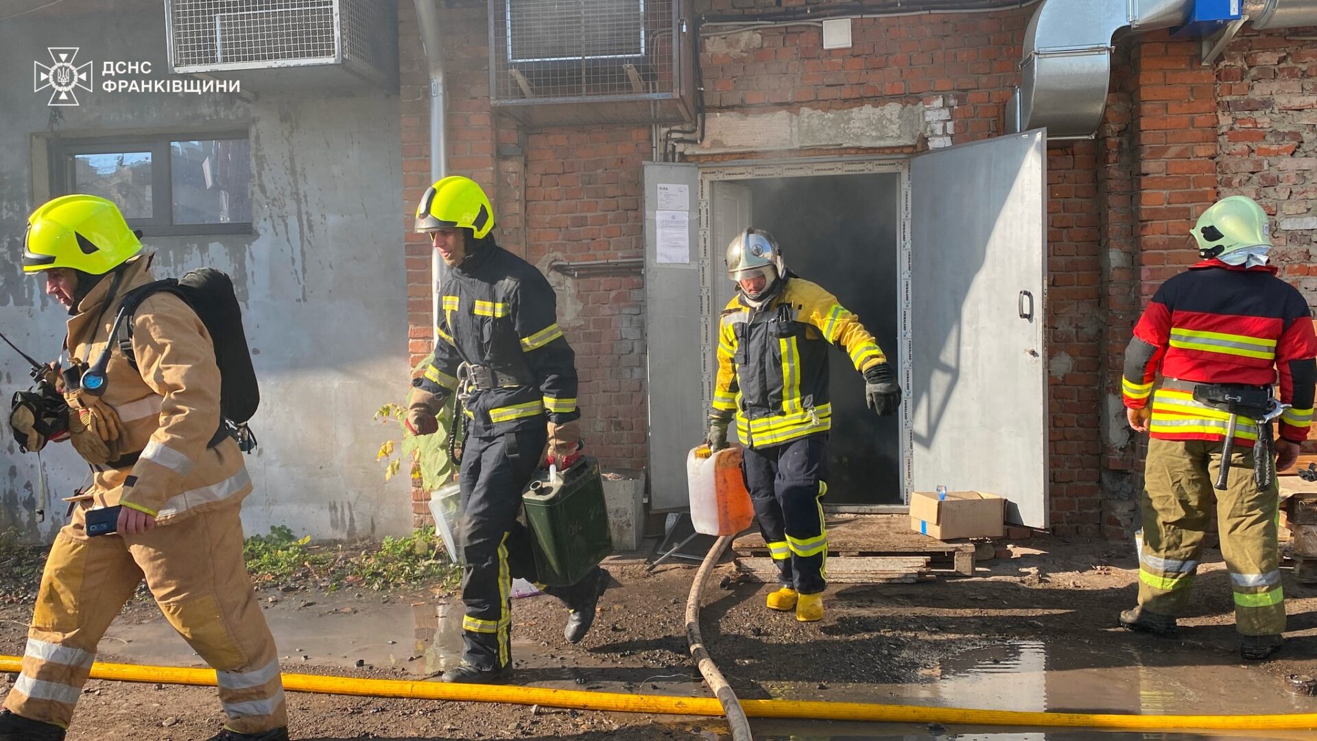 lik4 - В Івано-Франківську виникла пожежа закладу доставки їжі - rai.ua