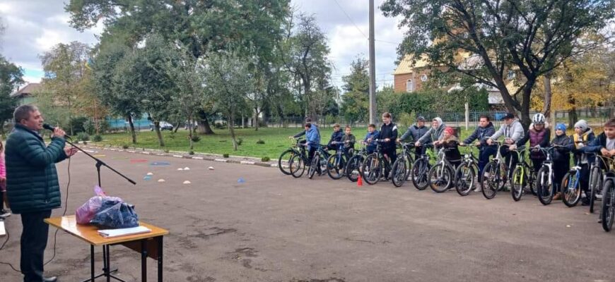 37 школярів Калуського ліцею змагалися з фігурного водіння велосипедом