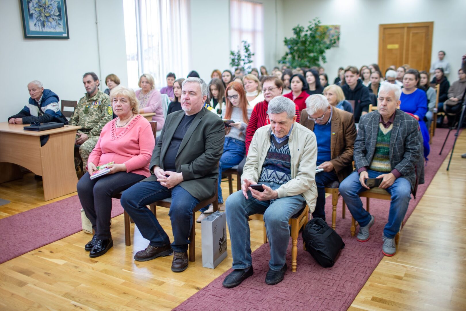 va5 - В обласній бібліотеці ім. І. Франка презентували збірку «Світиться світла 100 тонн висота» - rai.ua