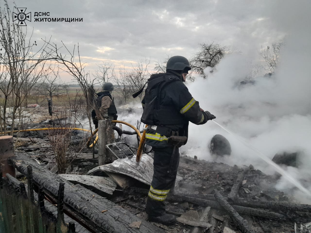 zhyt2 - Житомирщина: рятувальники ліквідували пожежу, що виникла внаслідок ворожої атаки - rai.ua