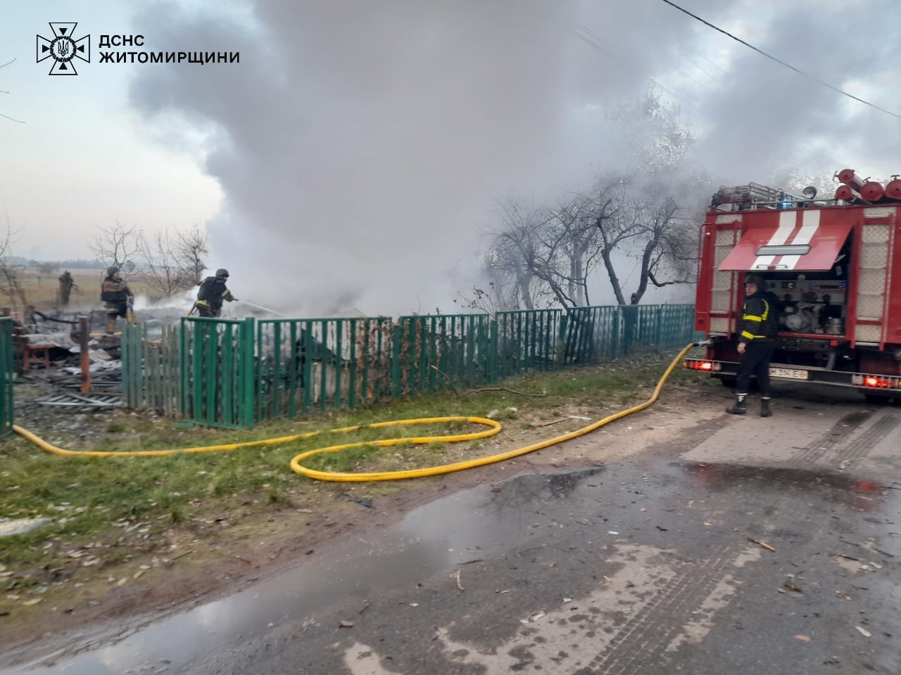 zhyt3 - Житомирщина: рятувальники ліквідували пожежу, що виникла внаслідок ворожої атаки - rai.ua