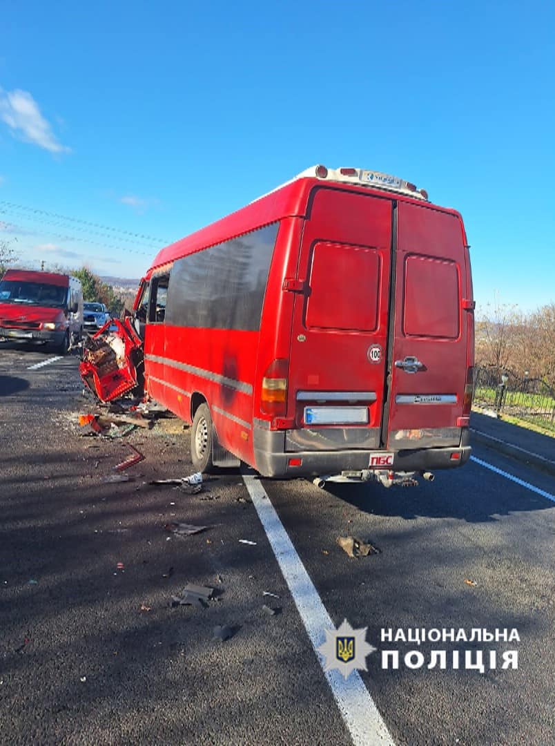 avto6 - В ДТП на Івано-Франківщині травмовано шестеро людей. Фото - rai.ua