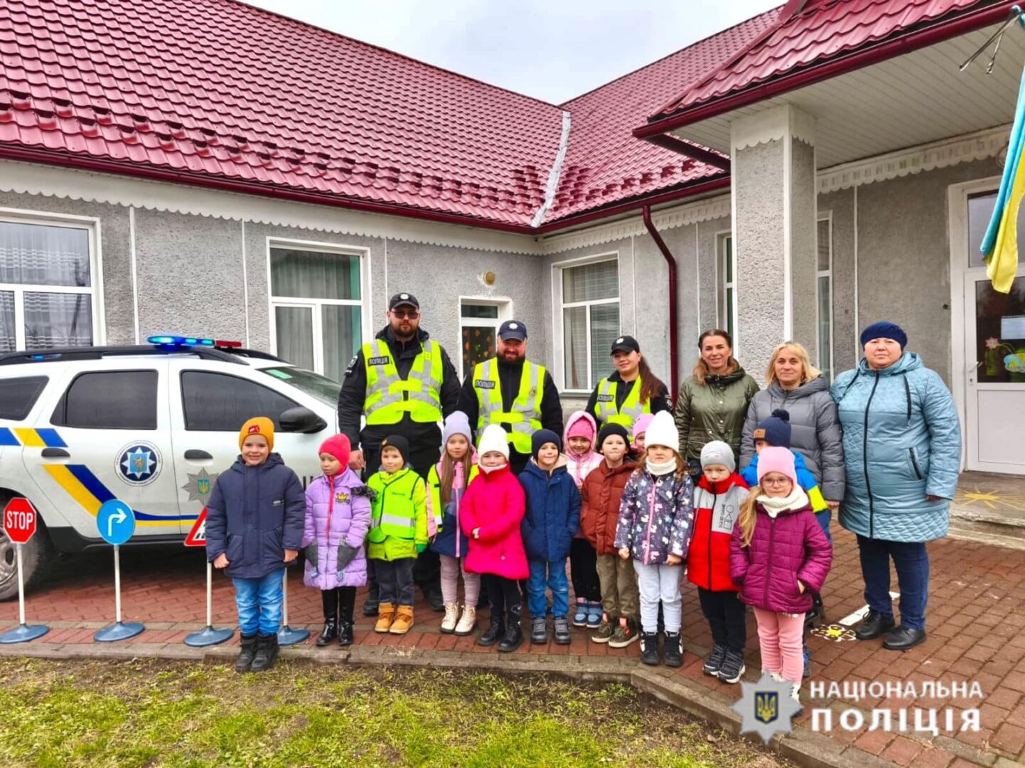 fi - Поліцейські Прикарпаття навчають дошкільнят безпеки на дорозі - rai.ua