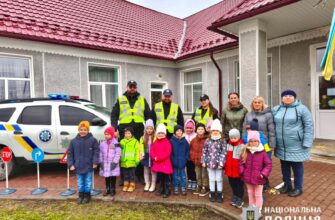 Поліцейські Прикарпаття навчають дошкільнят безпеки на дорозі