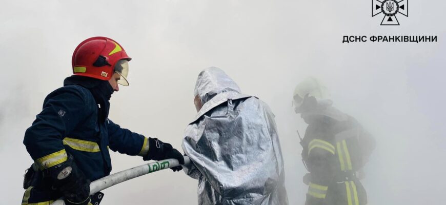 Прикарпатські рятувальники ліквідували пожежу спричинену обстрілом