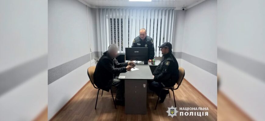 Зірвав український прапор: поліцейські затримали правопорушника. Відео