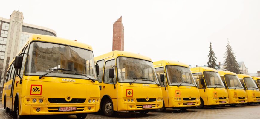 Прикарпаття отримало 17 нових шкільних автобусів
