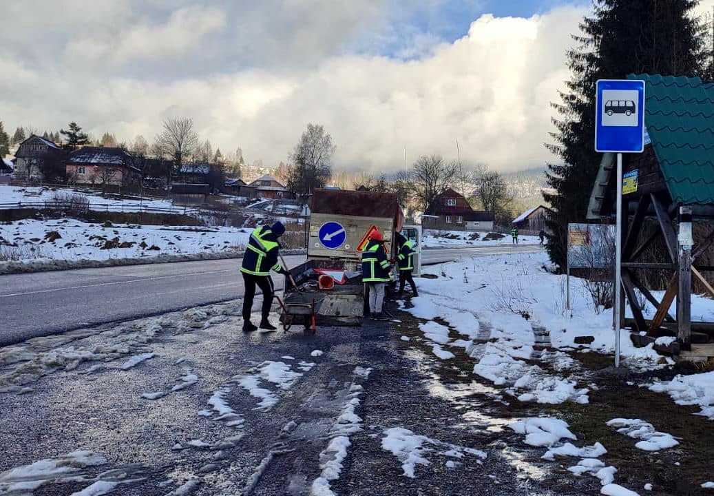 doo - На Прикарпатті триває очищення доріг від снігу - rai.ua