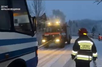 Рятувальники відбуксирували автобус на проїжджу частину дороги на Верховинщині