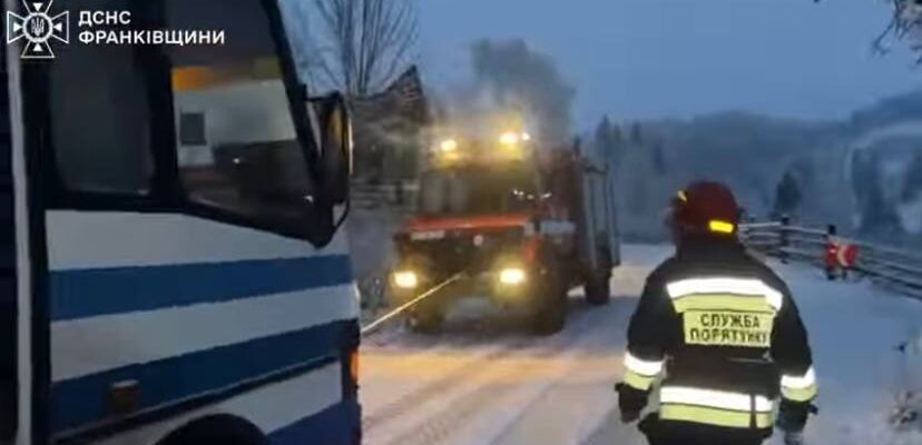 Рятувальники відбуксирували автобус на проїжджу частину дороги на Верховинщині