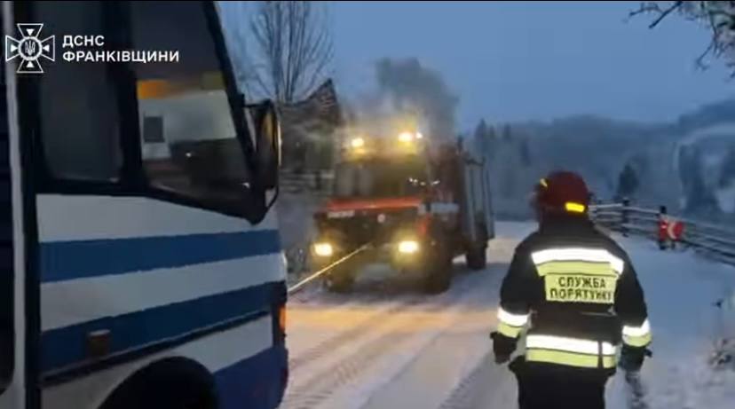 dsns - Рятувальники відбуксирували автобус на проїжджу частину дороги на Верховинщині - rai.ua