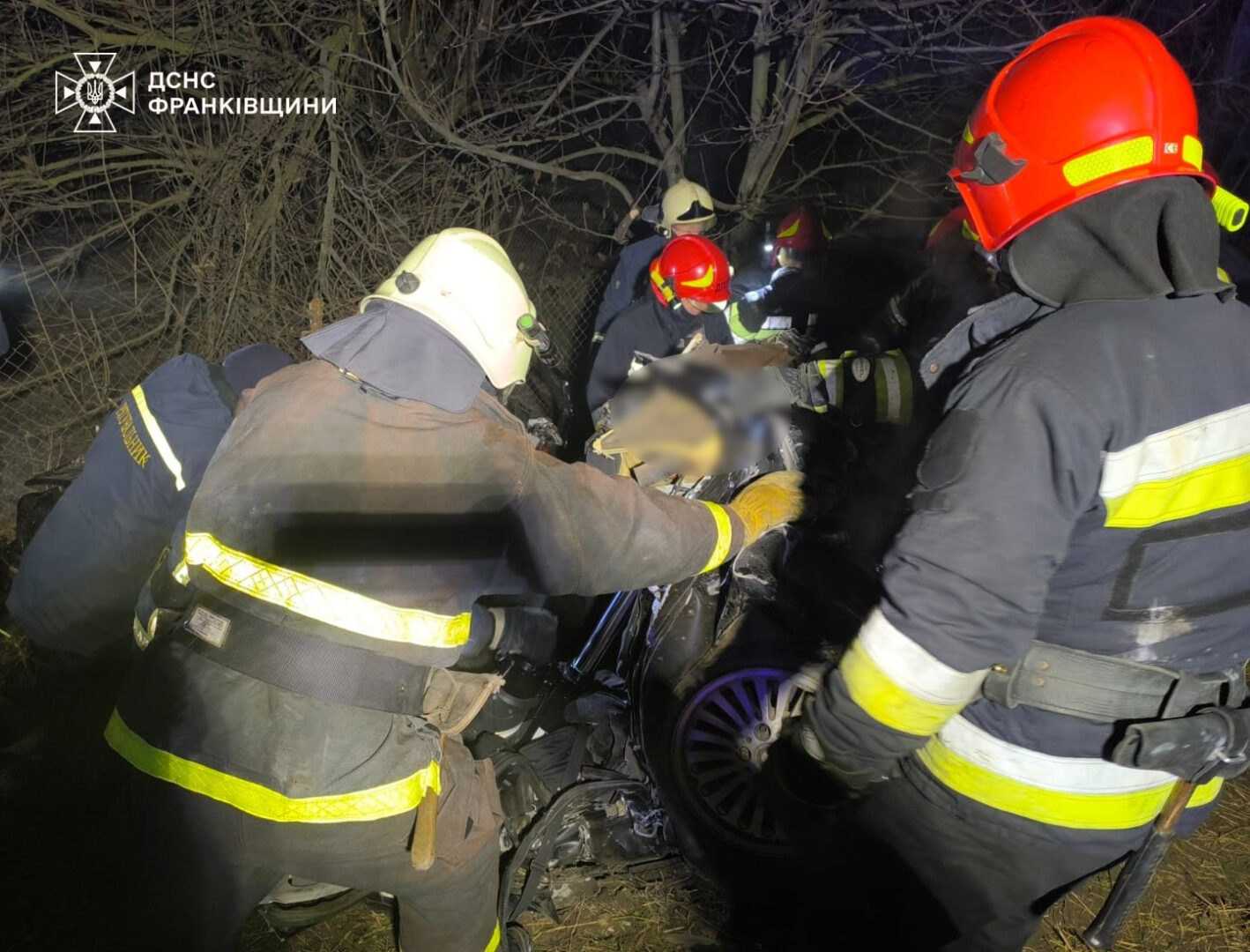 dtp3 - Рятувальники ліквідували наслідки смертельного ДТП, де загинуло 5 осіб - rai.ua