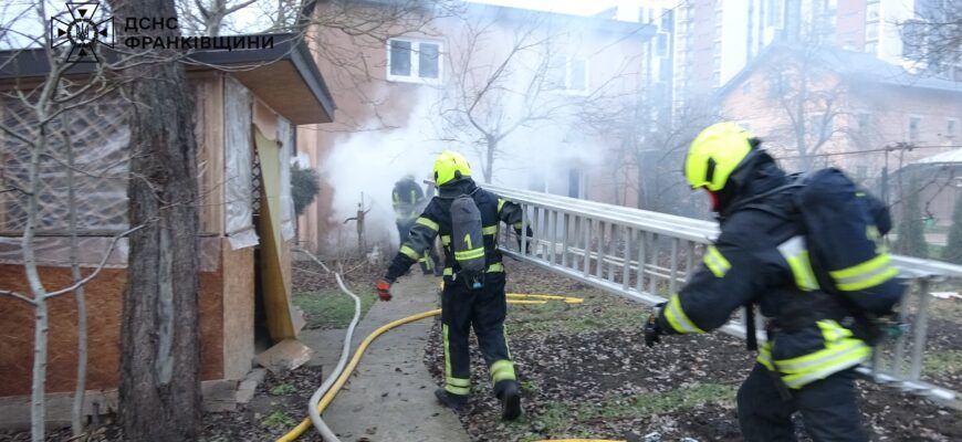 Вогнеборці ліквідували пожежу житлового будинку в Івано-Франківську