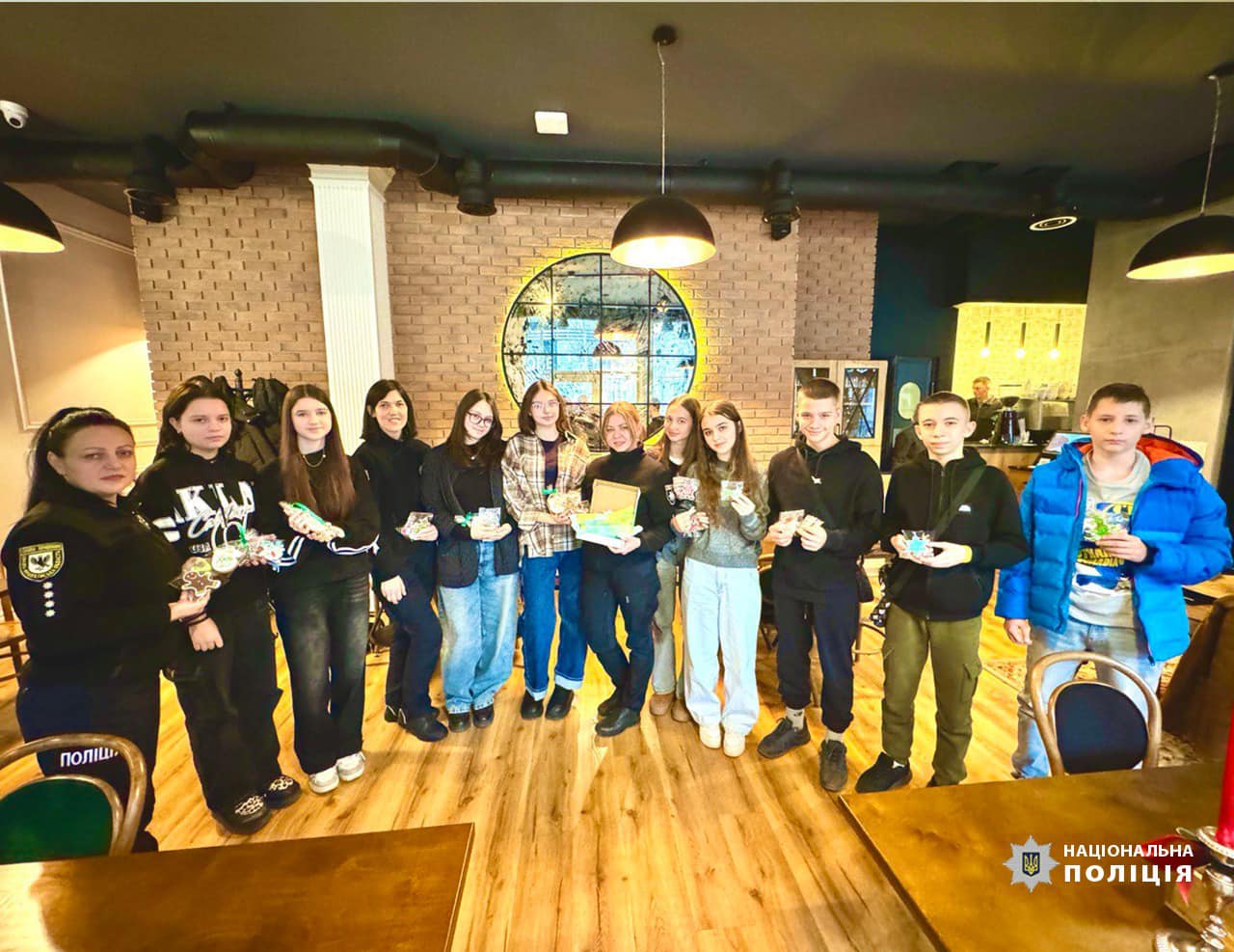 iuv2 - Ювенальні поліцейські разом з дітьми відвідали поранених бійців - rai.ua