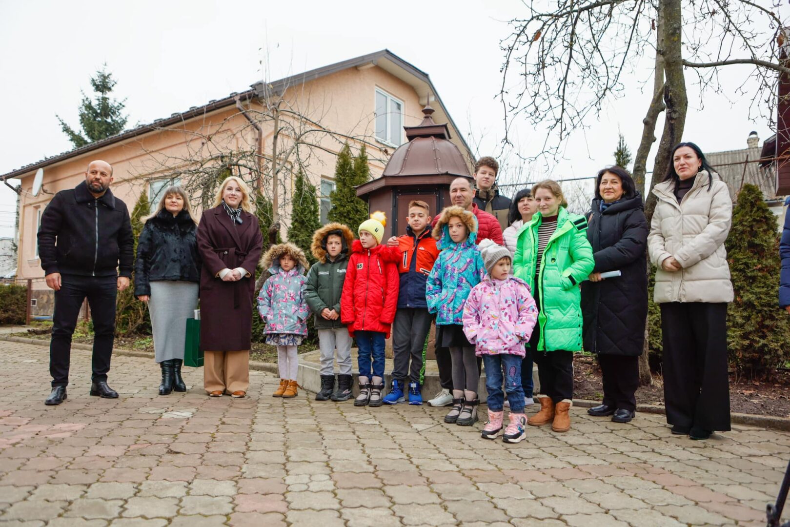 lo2 - Велика прийомна родина отримала дім на Прикарпатті - rai.ua