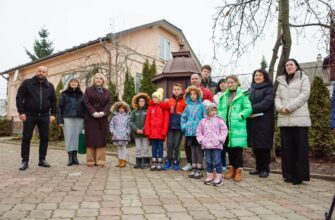 Велика прийомна родина отримала дім на Прикарпатті