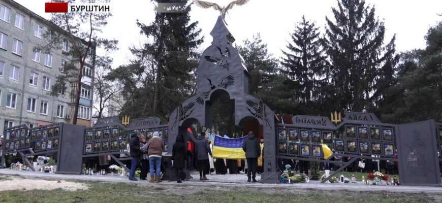 Меморіал героям розташували у сквері Небесної сотні.