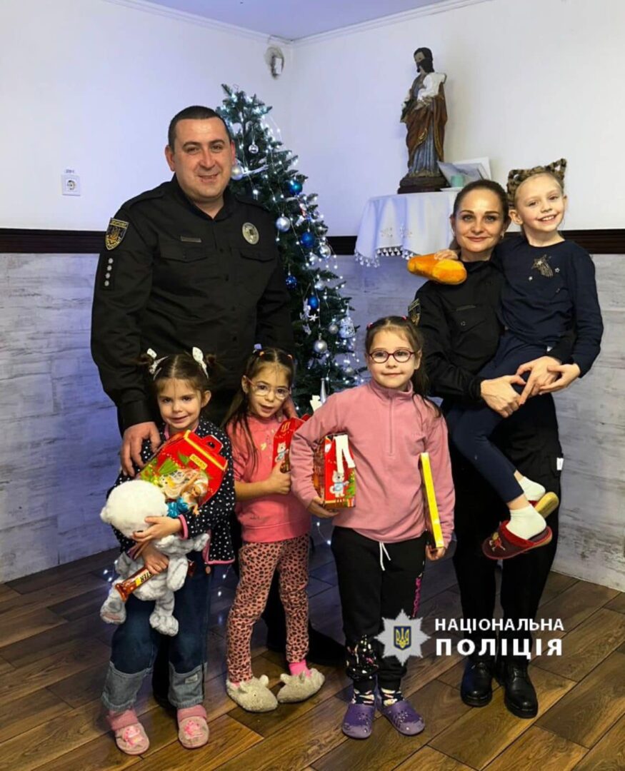 mk - Правоохоронці Прикарпаття привітали зі святом Миколая ліцеїстів - rai.ua