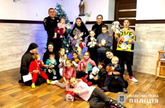 Правоохоронці Прикарпаття привітали зі святом Миколая ліцеїстів