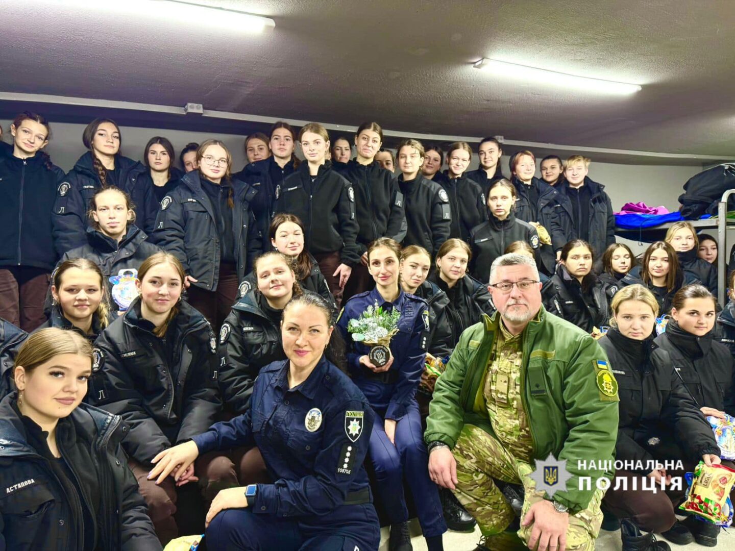 mk5 - Правоохоронці Прикарпаття привітали зі святом Миколая ліцеїстів - rai.ua