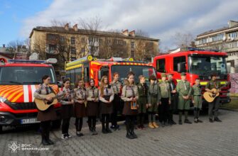 Рятувальникам Прикарпаття передали Вифлеємський вогонь миру