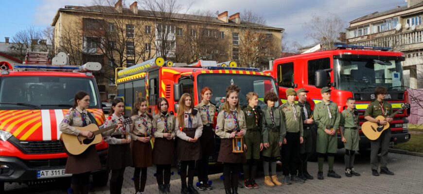 Рятувальникам Прикарпаття передали Вифлеємський вогонь миру