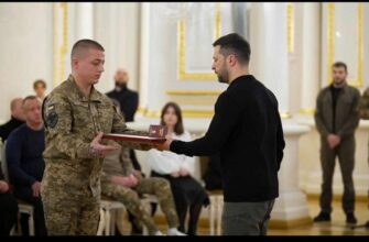 Президент України Володимир Зеленський зустрівся з українськими воїнами та рідними загиблих захисників і вручив найвищі державні нагороди.