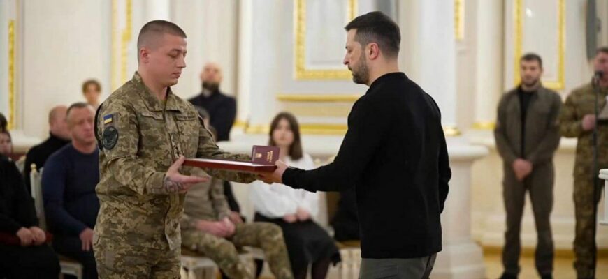 Президент України Володимир Зеленський зустрівся з українськими воїнами та рідними загиблих захисників і вручив найвищі державні нагороди.