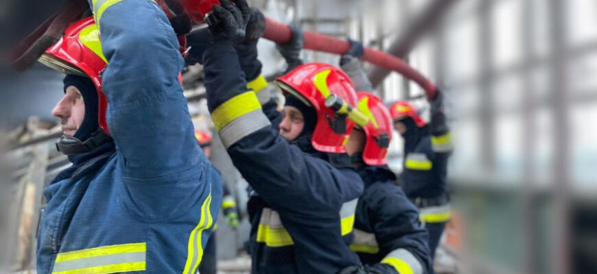 Прикарпатські рятувальники ліквідували наслідки чергової російської атаки