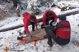 Яремчанські рятувальники надали допомогу чоловікові, який травмувався в горах