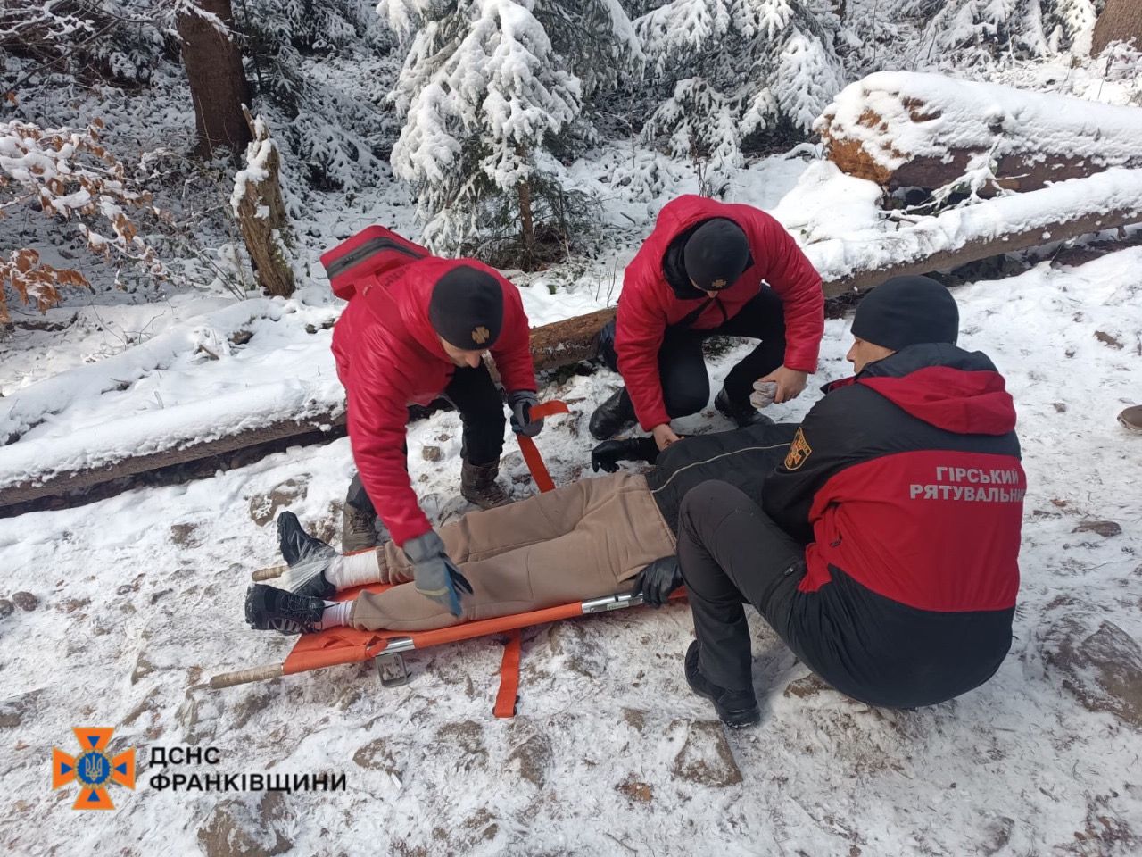 iar - Яремчанські рятувальники надали допомогу чоловікові, який травмувався в горах - rai.ua