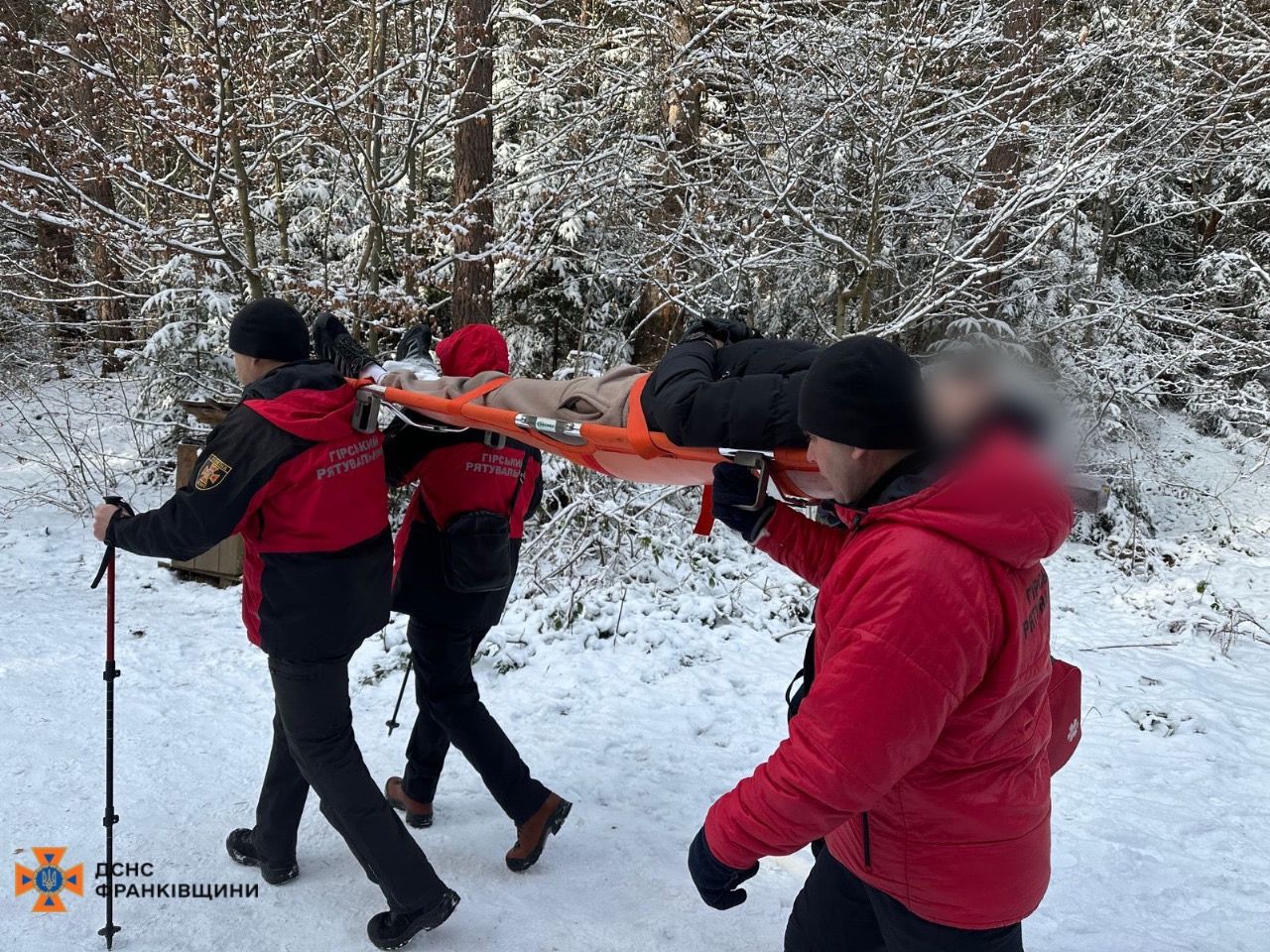 iar2 - Яремчанські рятувальники надали допомогу чоловікові, який травмувався в горах - rai.ua