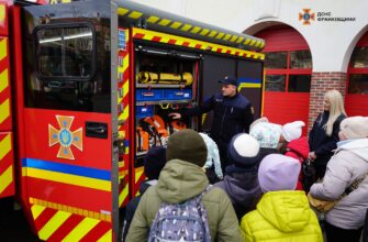 До Класу безпеки рятувальників приходять діти на канікулах