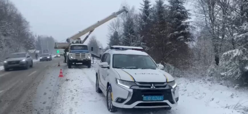 Поліцейські застерігають про небезпеку на дорогах та вулицях Прикарпаття. Відео