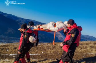 Гірські рятувальники транспортували травмовану туристку до підніжжя гори