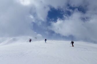 В Карпатах з гори Брескул зійшла снігова лавина. Відео