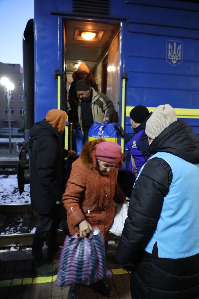 vpo4 - На Прикарпатті зустріли черговий евакуаційний потяг з Донецької області - rai.ua