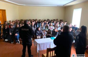 Поліцейські Івано-Франківщини навчають школярів правовій грамотності