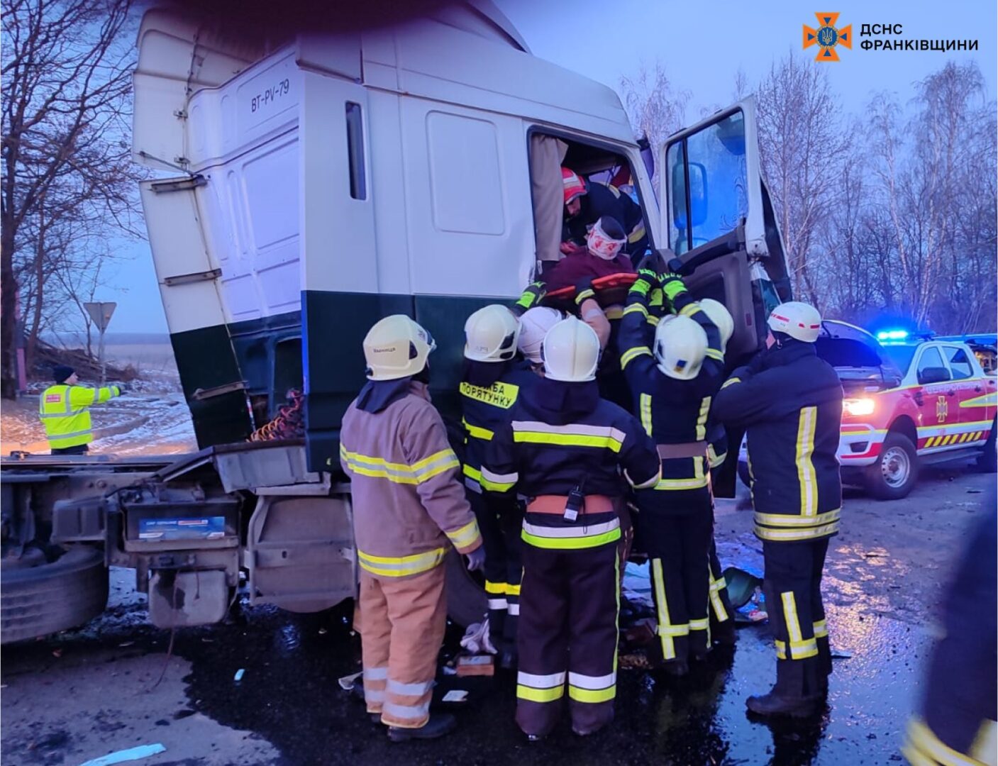 dtp2 - Івано-Франківський район: рятувальники деблокували двох водіїв внаслідок ДТП - rai.ua
