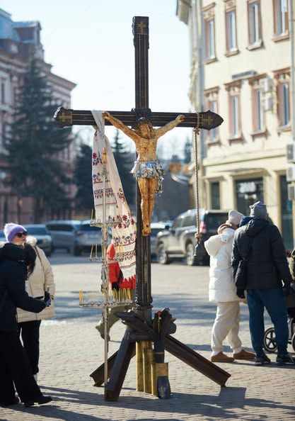 hrest - До Івано-Франківська приїхав «Хрест Миру» з уламків артилерійських снарядів - rai.ua