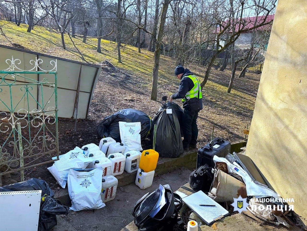 kn2 - Поліцейські ліквідували мережу з вирощування та збуту «канабісу». Фото - rai.ua