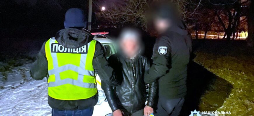 Спричинив ножове поранення знайомому: поліцейські затримали підозрюваного