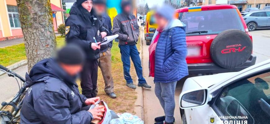 Посилка з наркотиками: прикарпатські поліцейські затримали правопорушника