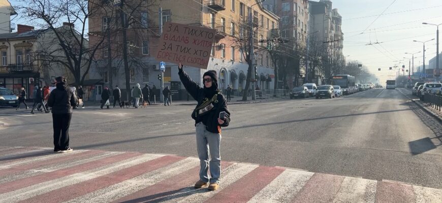 В Івано-Франківську волонтери організували акцію «Хвилина мовчання». Відео