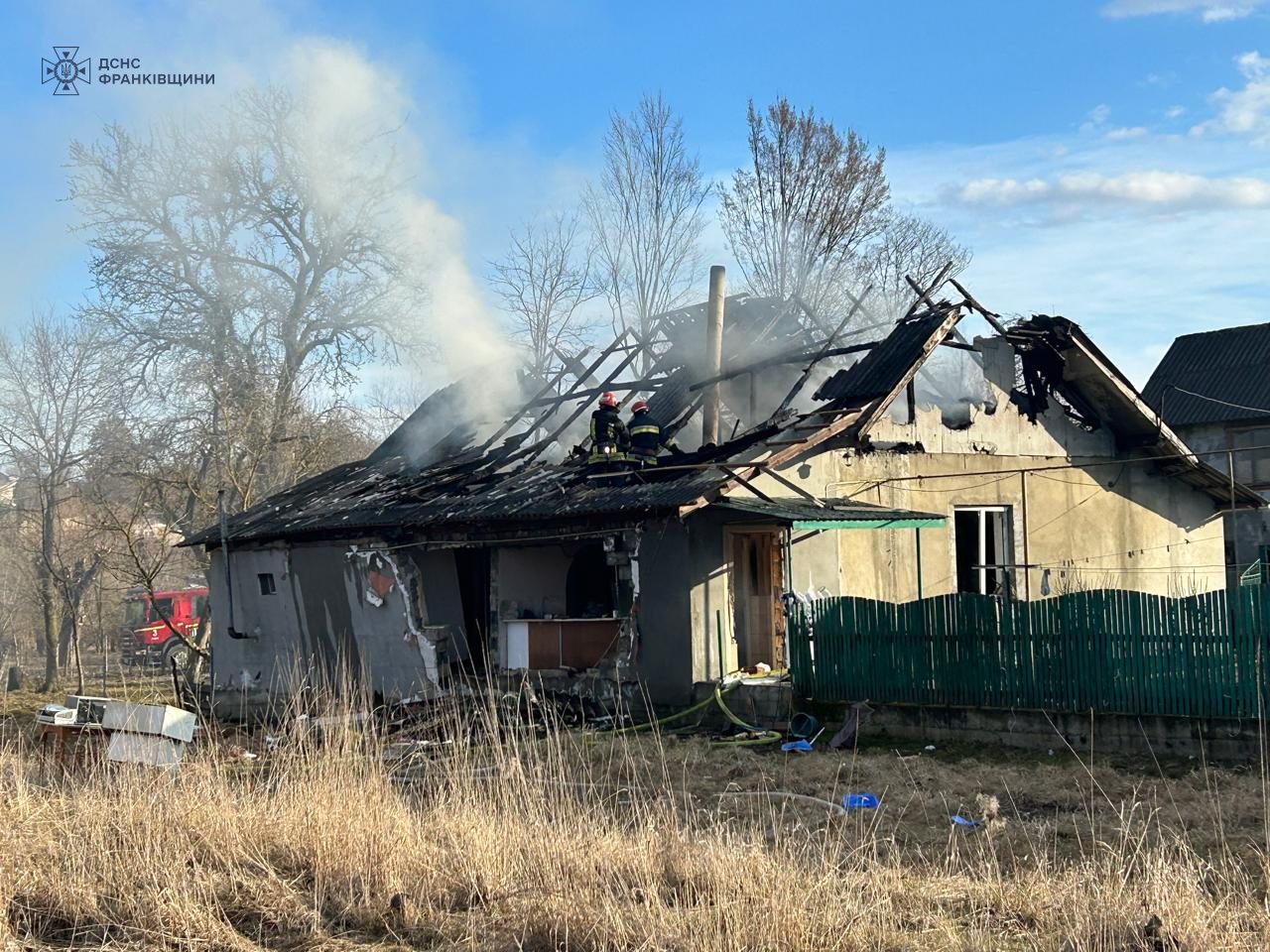 ob - Рятувальники ліквідували пожежу спричинену вибухом газоповітряної суміші - rai.ua