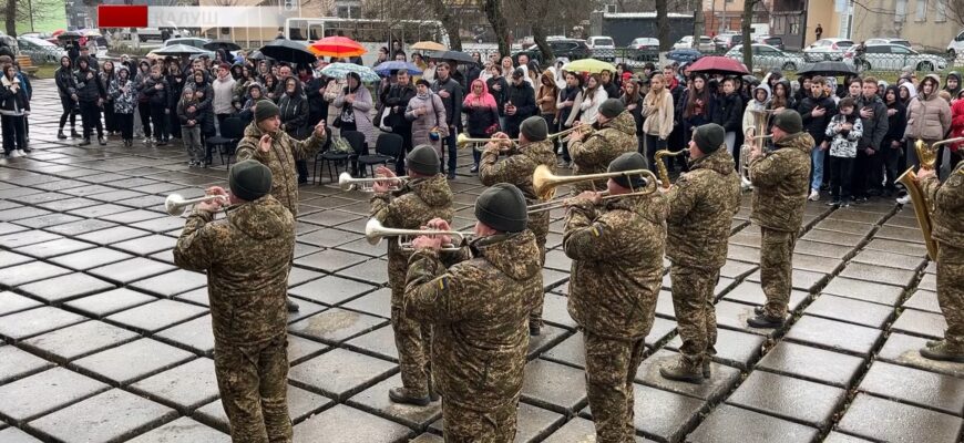 У Калуському ліцеї №2 вшанували пам’ять трьох полеглих захисників. Відео