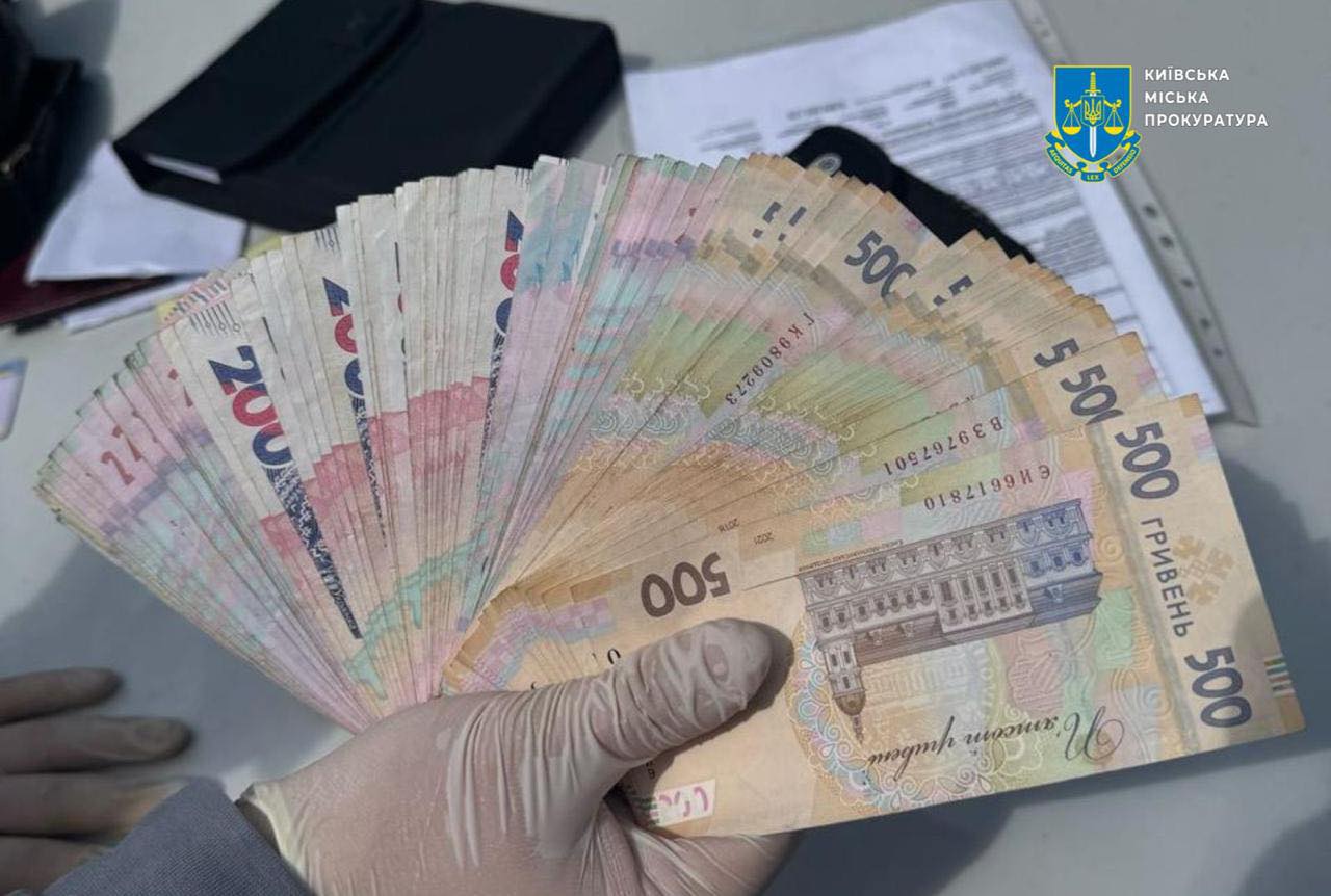 50sht3 - 50 тис доларів США за виїзд за кордон: у Києві затримали організатора схеми - rai.ua