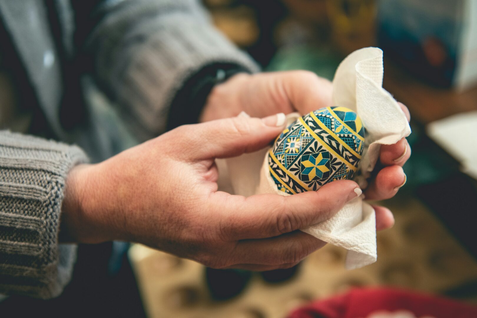 tim mossholder at8jbq14xxa unsplash 1 - Великдень: духовна суть Страсних днів і символіка освяченого кошика - rai.ua